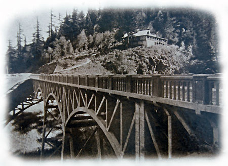 Today’s wayside is located at the east end of the Latourell Bridge, where the Falls Chalet roadhouse once stood in 1914 (shown here)