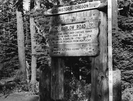 Original “Historic Oregon” sign at Barlow Pass in the 1940s (Wikimedia Commons)
