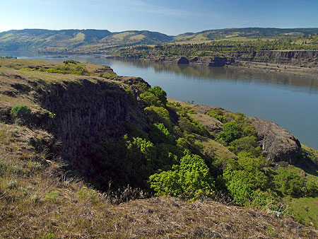 Spectacular river views reward hikers on the Rowena Plateau trail