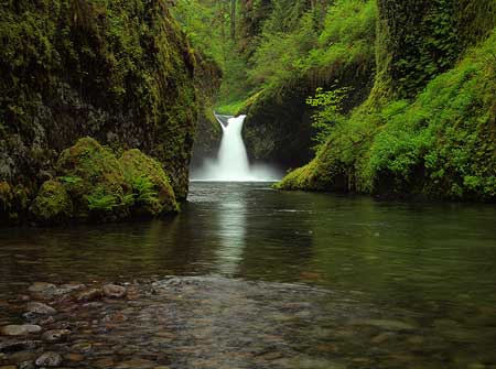 The "classic" view of Punch Bowl Falls that photographers from around the world come to capture