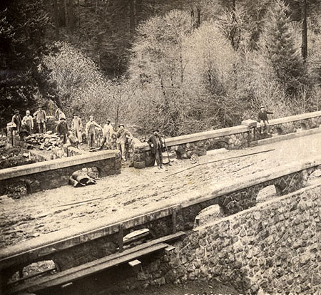 Standard capped arches under construction at the Eagle Creek Bridge in 1915