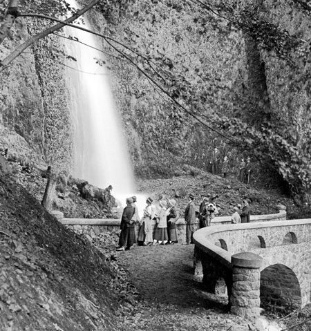 New capped arch walls at Wahkeena Falls in 1917