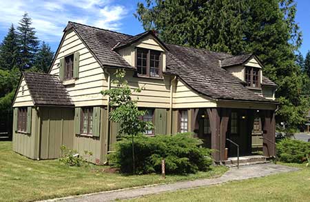 The original Zigzag Ranger Station was built by the CCC in 1935
